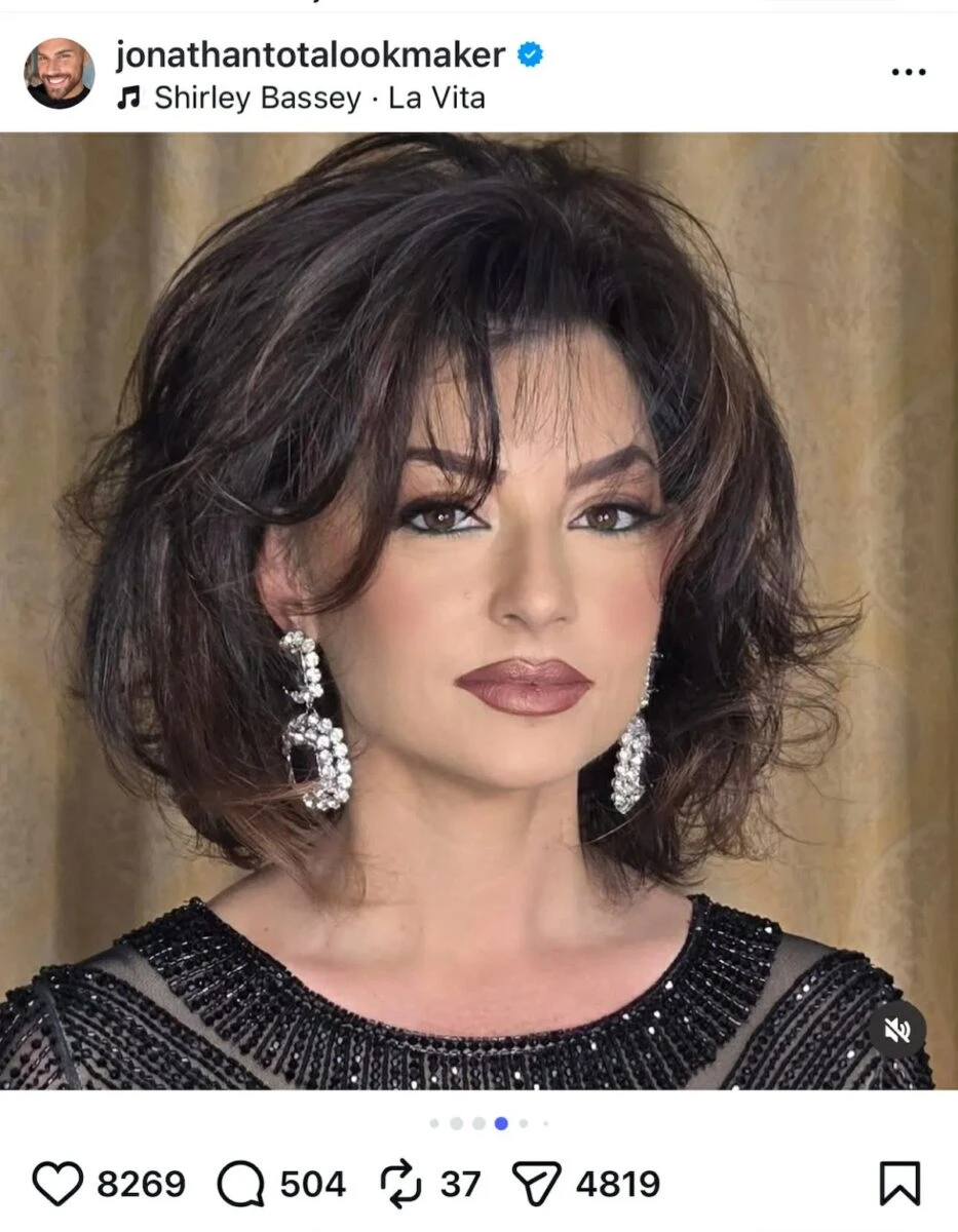 Sonia Mattalia posa con il suo nuovo taglio e colore di capelli, mostrando un'eleganza rinnovata.