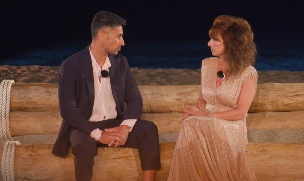 Sonia Mattalia prima del cambio look, con la sua caratteristica acconciatura rossa e voluminosa.