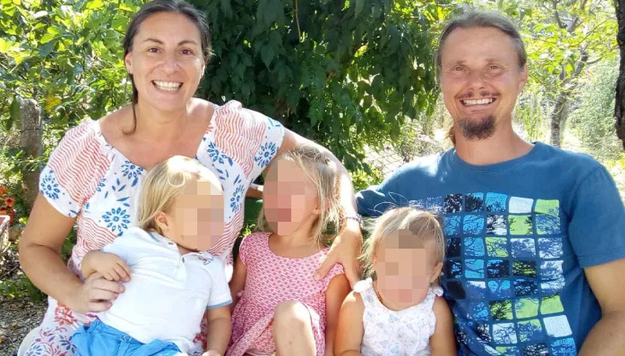 Un nuovo inizio per la “famiglia nel bosco”: Nathan accolto nella sua nuova casa, tra sorrisi e pasta fatta a mano