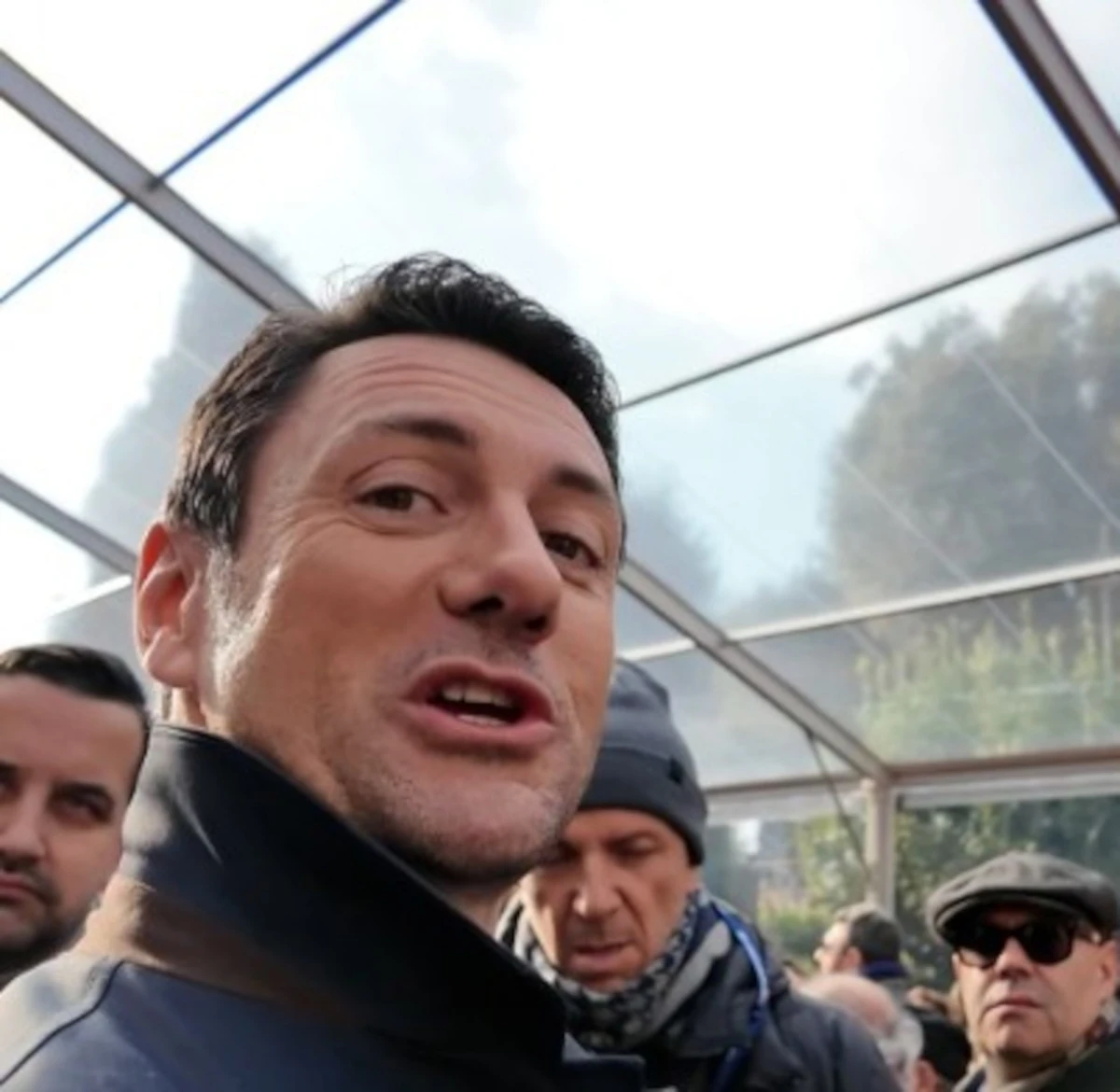 Andrea Giambruno tra il pubblico di Atreju insieme alla figlia Ginevra