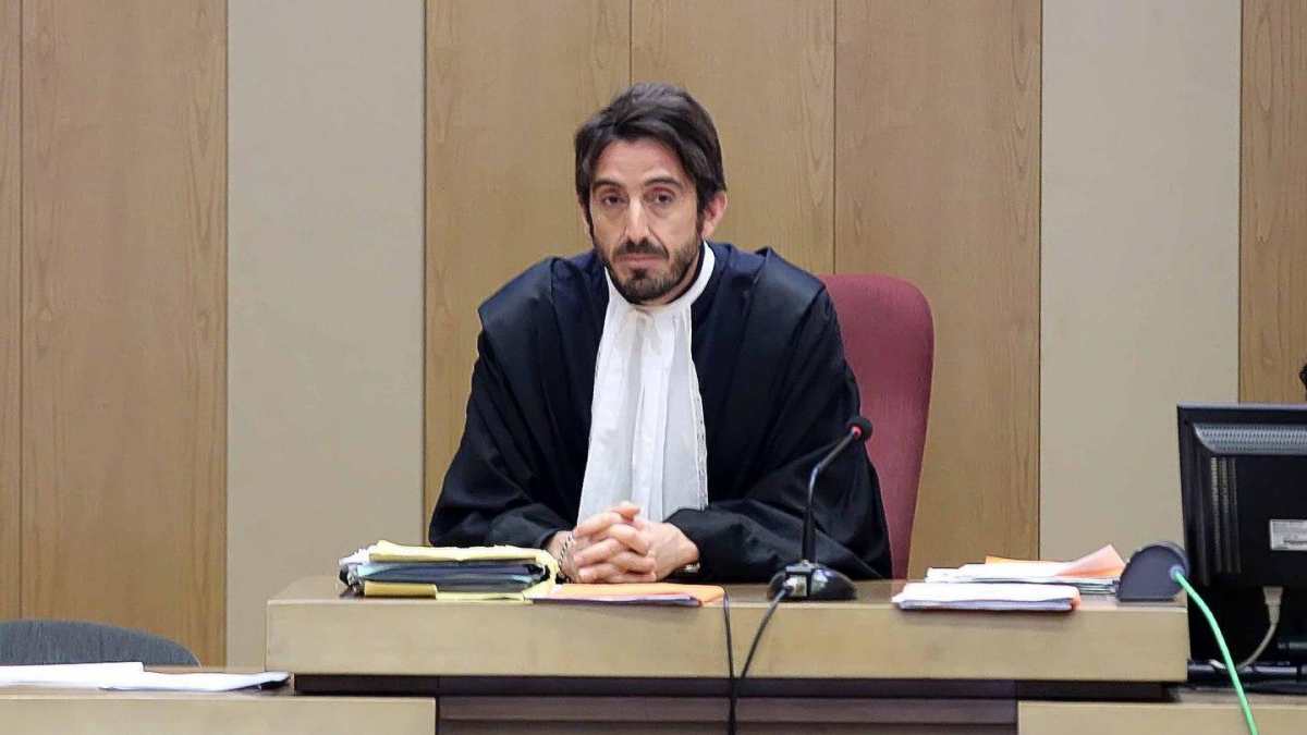 Reggio Emilia, grave intimidazione al giudice dei processi per mafia: una croce nera sulla finestra di casa