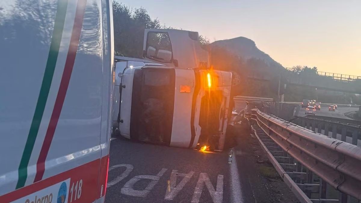 Incidente in autostrada, camion si ribalta sulla carreggiata: caos nel weekend Incidente in autostrada, camion si ribalta sulla carreggiata: caos nel weekend