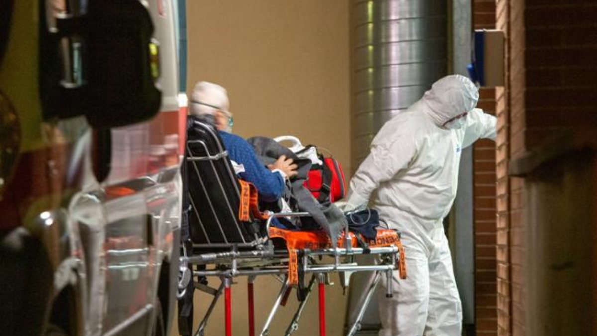 Virus shock, morto il primo umano al mondo: “Monitoraggio attivo di chiunque sia stato a stretto contatto”