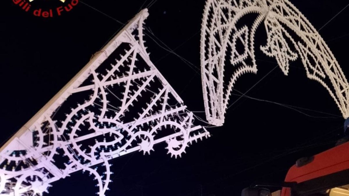 Shock in Italia, le luminarie natalizie crollano improvvisamente: “Chi c’era sotto” Shock in Italia, le luminarie natalizie crollano improvvisamente: “Chi c’era sotto”