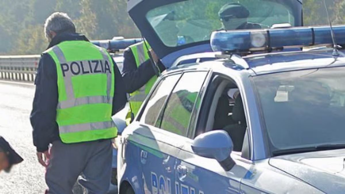 Neonata sbalzata dall’auto e morta nello schianto, è svolta nelle indagini: “L’abbiamo trovato”