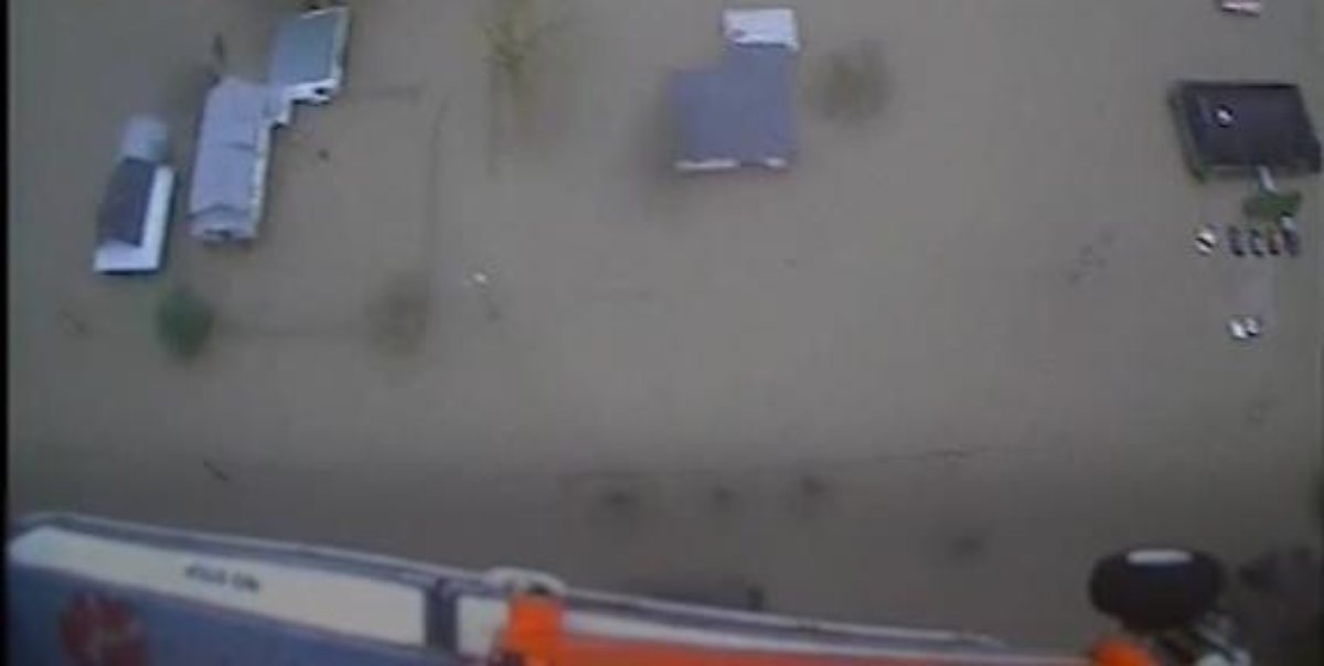 terribile alluvione devasta tutto famiglie si rifugiano sui tetti 200 catastrofe