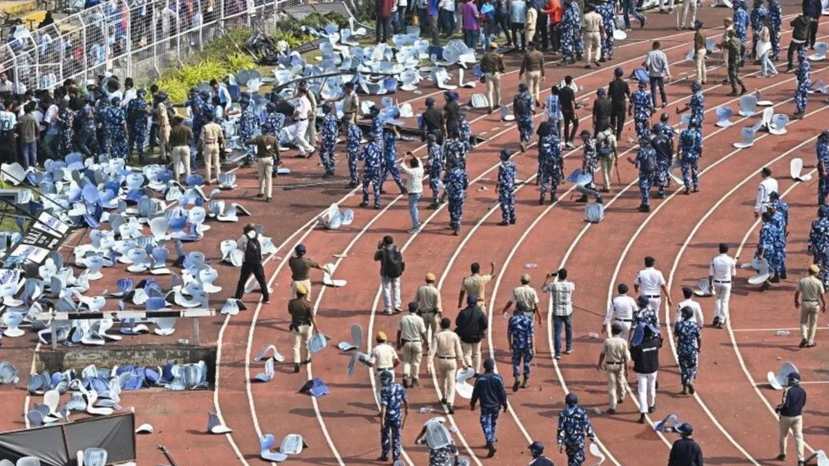 delirio allo stadio invasione e caos totale cosa160232160successo da Thesocialpost.it delirio allo stadio invasione e caos totale cosa160232160successo