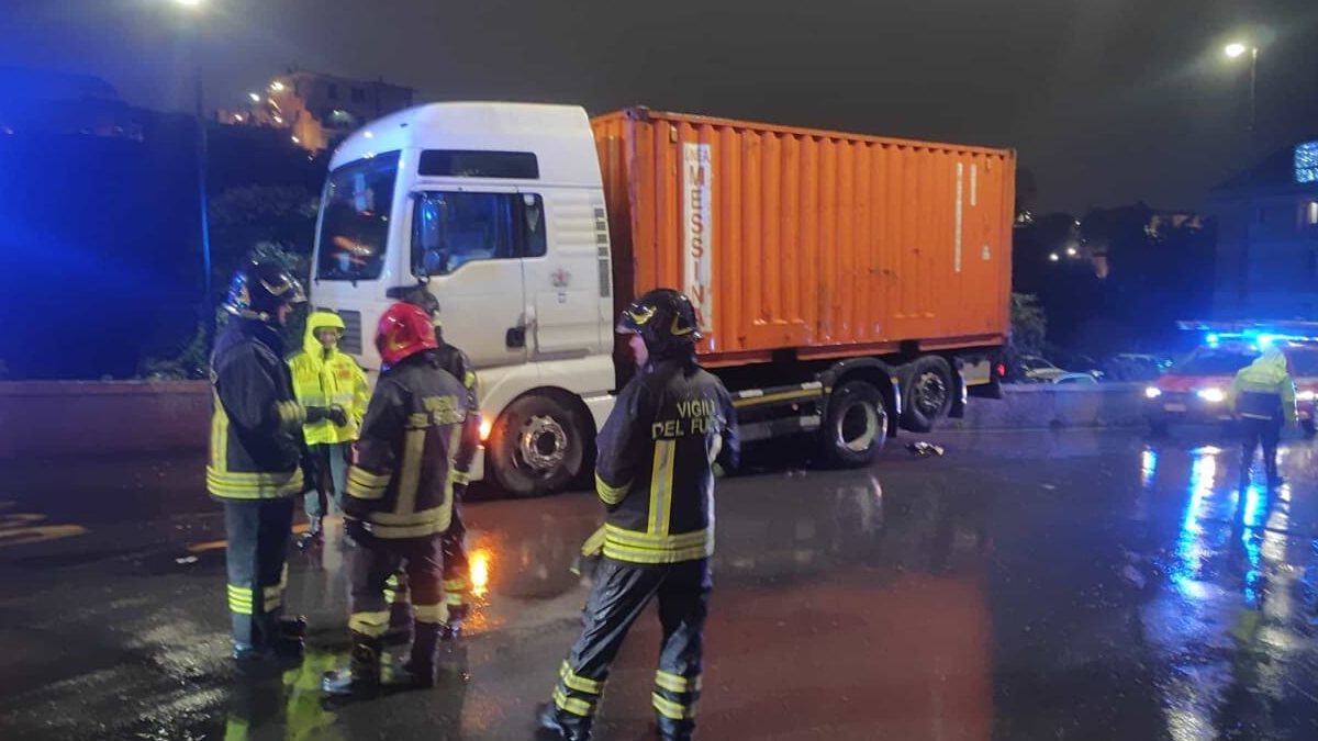 Italia, travolto e trascinato da un tir per oltre due chilometri: è successo di nuovo! Italia, travolto e trascinato da un tir per oltre due chilometri: è successo di nuovo!