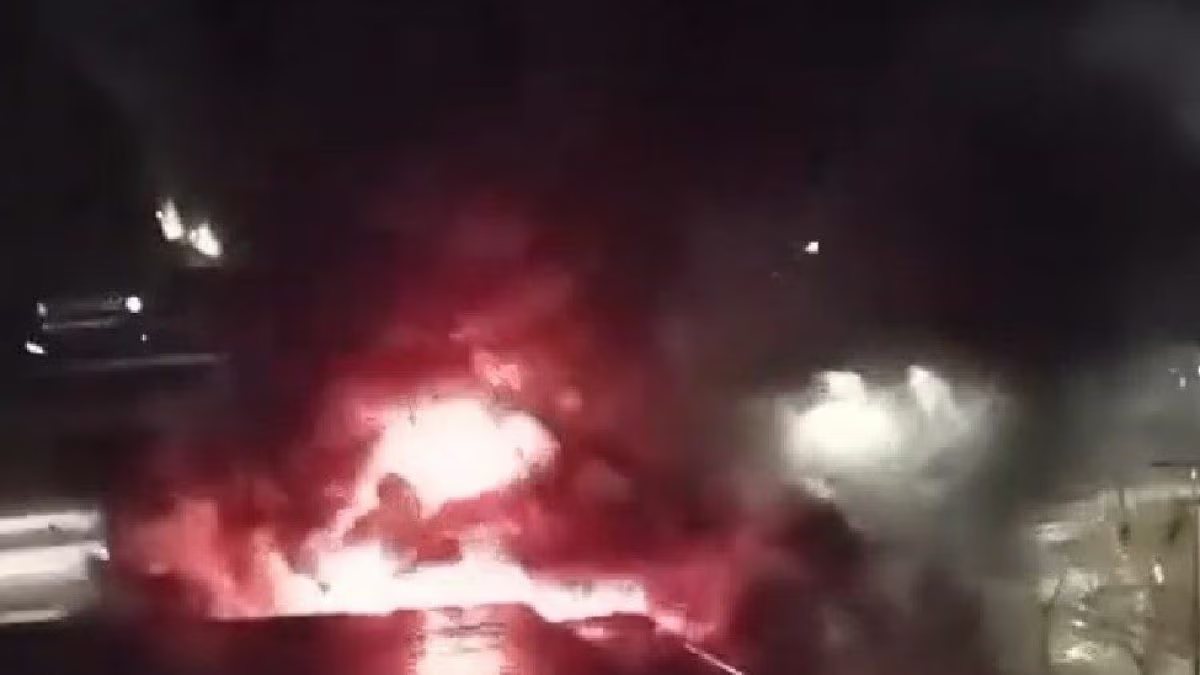 “Cielo nero”. Incendio shock in Italia, intero deposito a fuoco: “Vicino ci sono le case” “Cielo nero”. Incendio shock in Italia, intero deposito a fuoco: “Vicino ci sono le case”