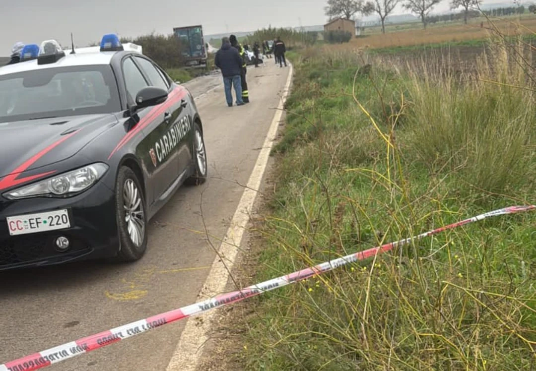 Primo piano di un veicolo danneggiato dopo un incidente