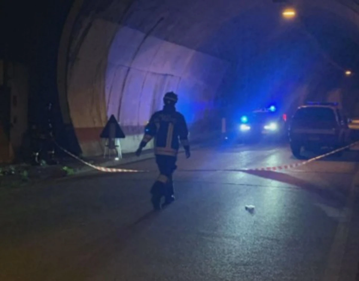 Carabinieri e vigili del fuoco al lavoro sul luogo dell incidente