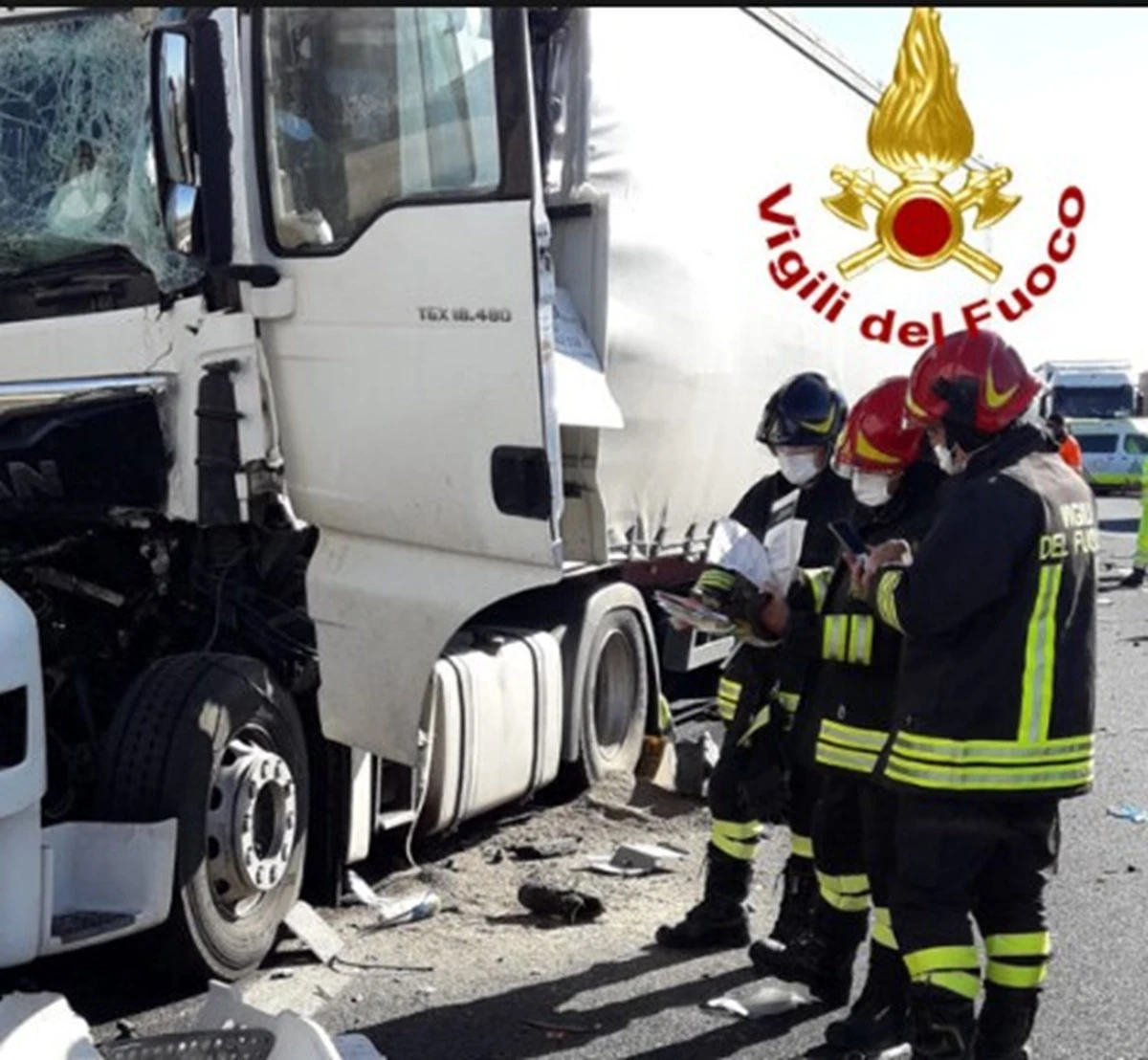 Vigili del fuoco al lavoro dopo l'incidente in autostrada