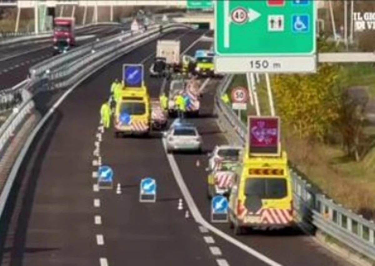 Incidente in autostrada, mezzi di soccorso sul luogo del disastro.