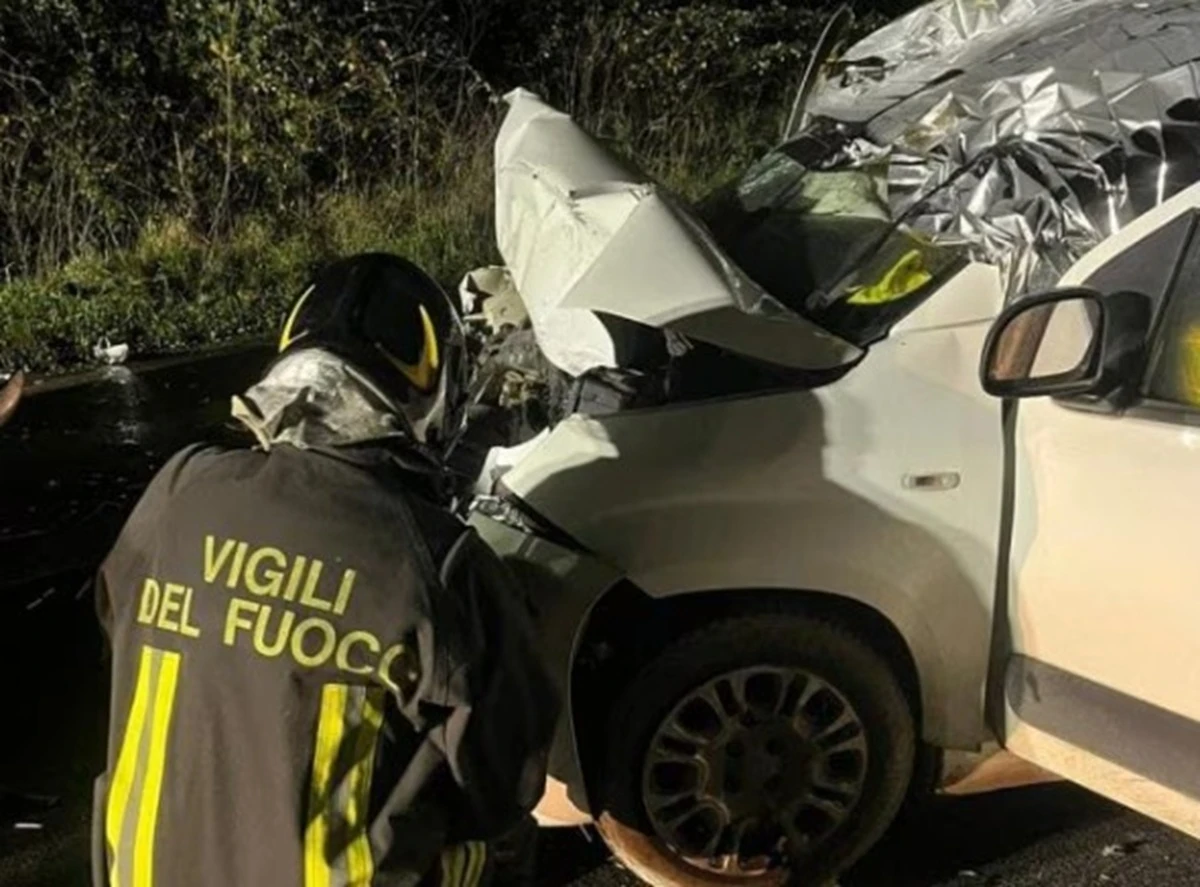 Scena di incidente stradale con veicoli gravemente danneggiati