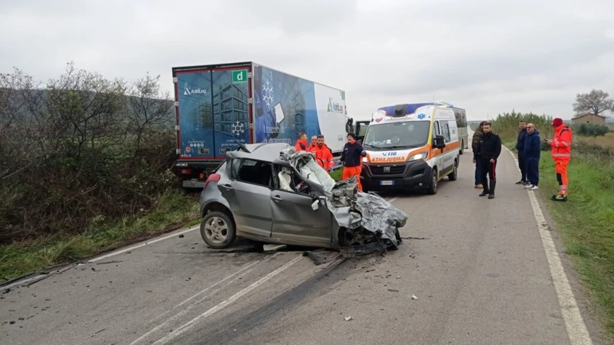 Forze dell'ordine e soccorsi sul luogo di un incidente