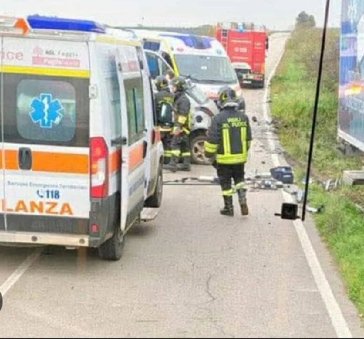 Scena di un incidente stradale con veicoli coinvolti