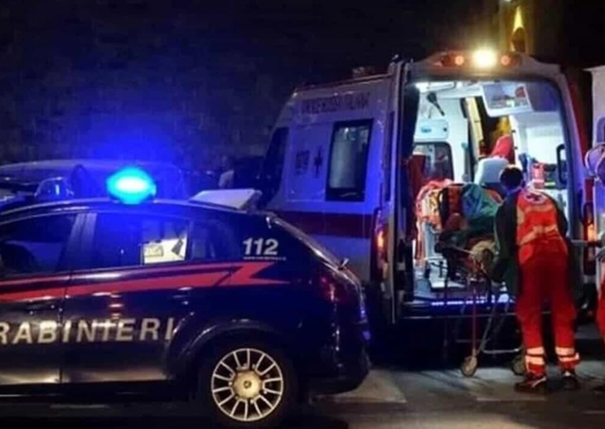 Resti dell'auto dopo il grave incidente stradale con quattro giovanissimi a bordo