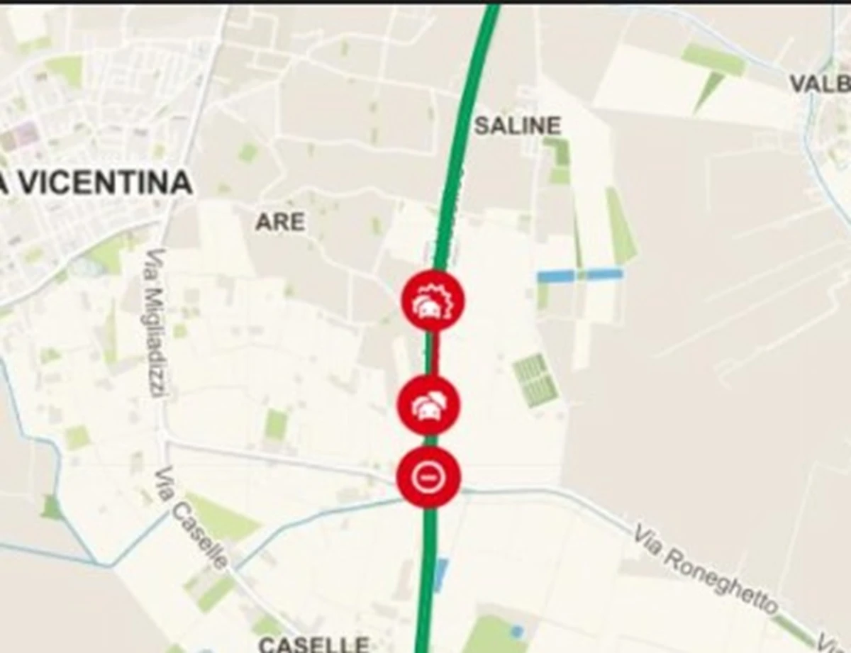 Immagine dei soccorsi e della polizia stradale sul luogo dell'incidente.