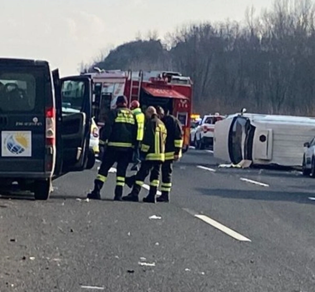 Polizia Stradale e Vigili del Fuoco sul luogo dell'incidente A1