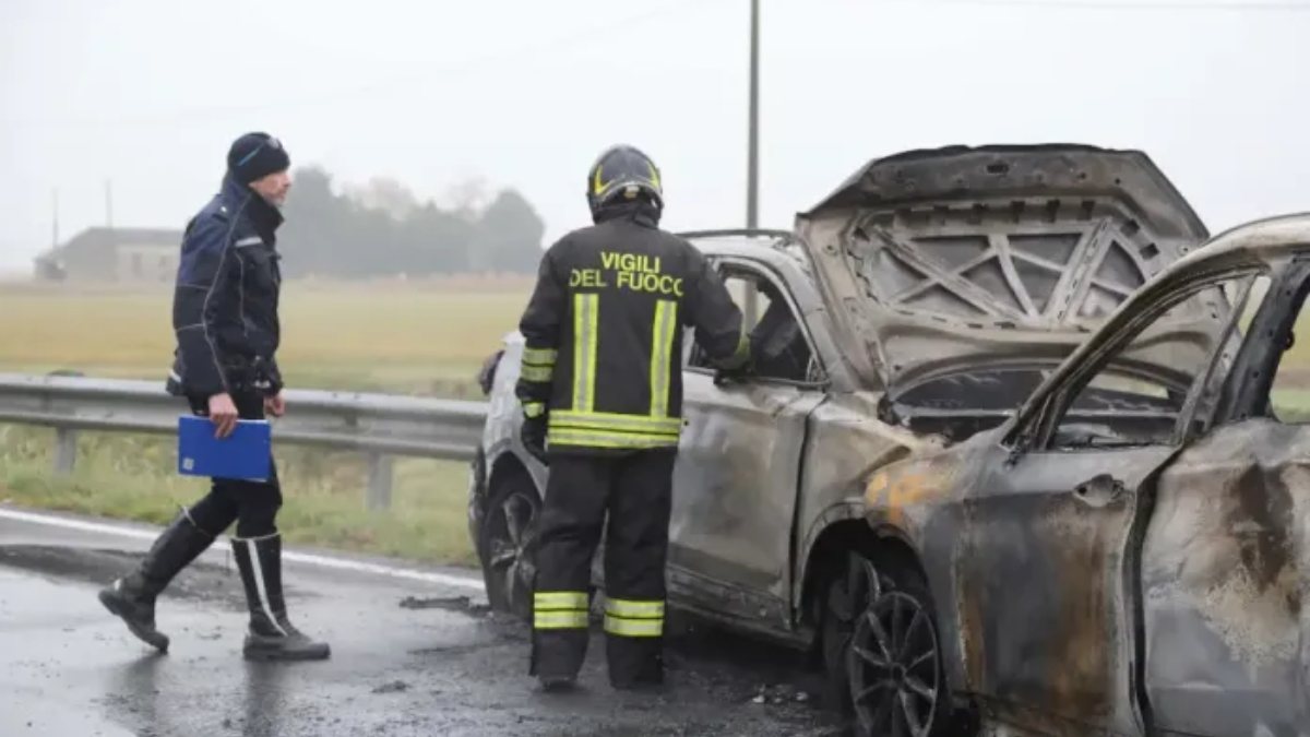 Tragedia in Italia: prima lo schianto tra tre auto, poi il terribile incendio. Bilancio gravissimo Tragedia in Italia: prima lo schianto tra tre auto, poi il terribile incendio. Bilancio gravissimo