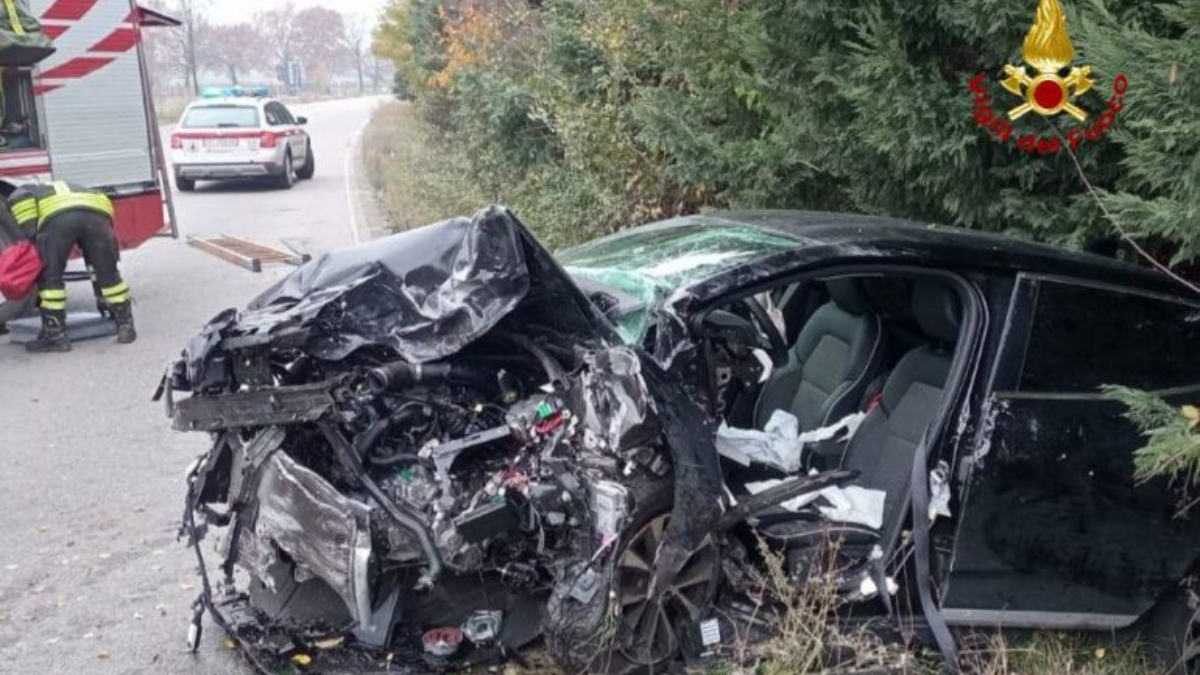 Incidente tra tre auto, grave anche un bimbo di 5 anni: orrore sull’asfalto