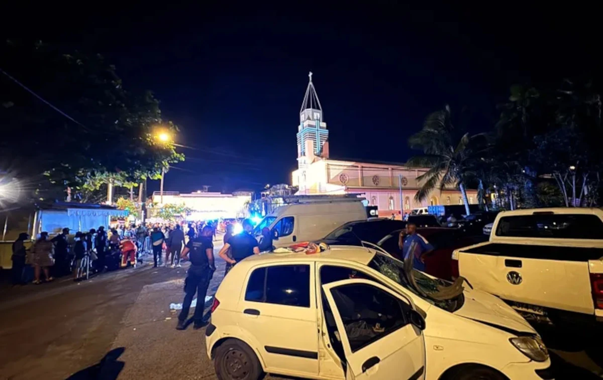 Soccorritori sul luogo di un incidente con diverse persone a terra.