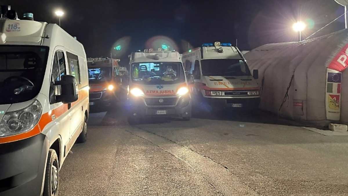 Atlete si sentono male durante la partita di volley, scatta la maxi emergenza: il terribile sospetto Atlete si sentono male durante la partita di volley, scatta la maxi emergenza: il terribile sospetto