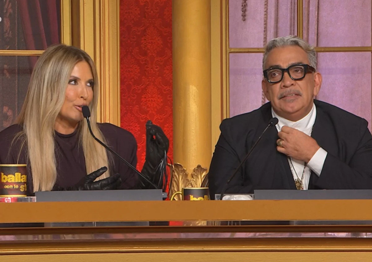 Selvaggia Lucarelli e Guillermo Mariotto al banco della giuria