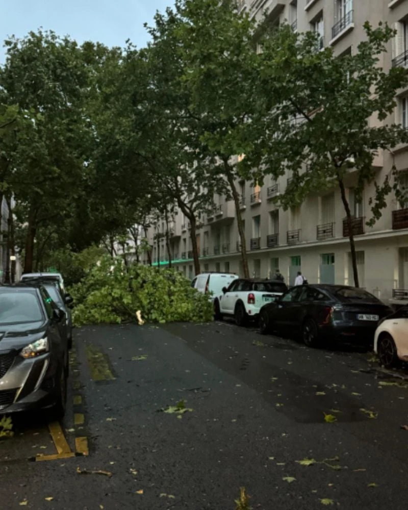 Strada di città sotto la pioggia intensa e cielo grigio