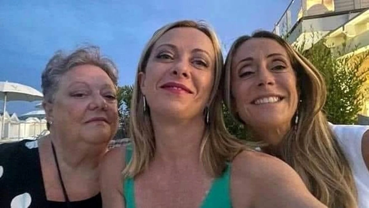 “Non sappiamo cosa sia”. Giorgia Meloni, la madre Anna vuota il sacco: l’annuncio inaspettato sulla figlia “Non sappiamo cosa sia”. Giorgia Meloni, la madre Anna vuota il sacco: l’annuncio inaspettato sulla figlia