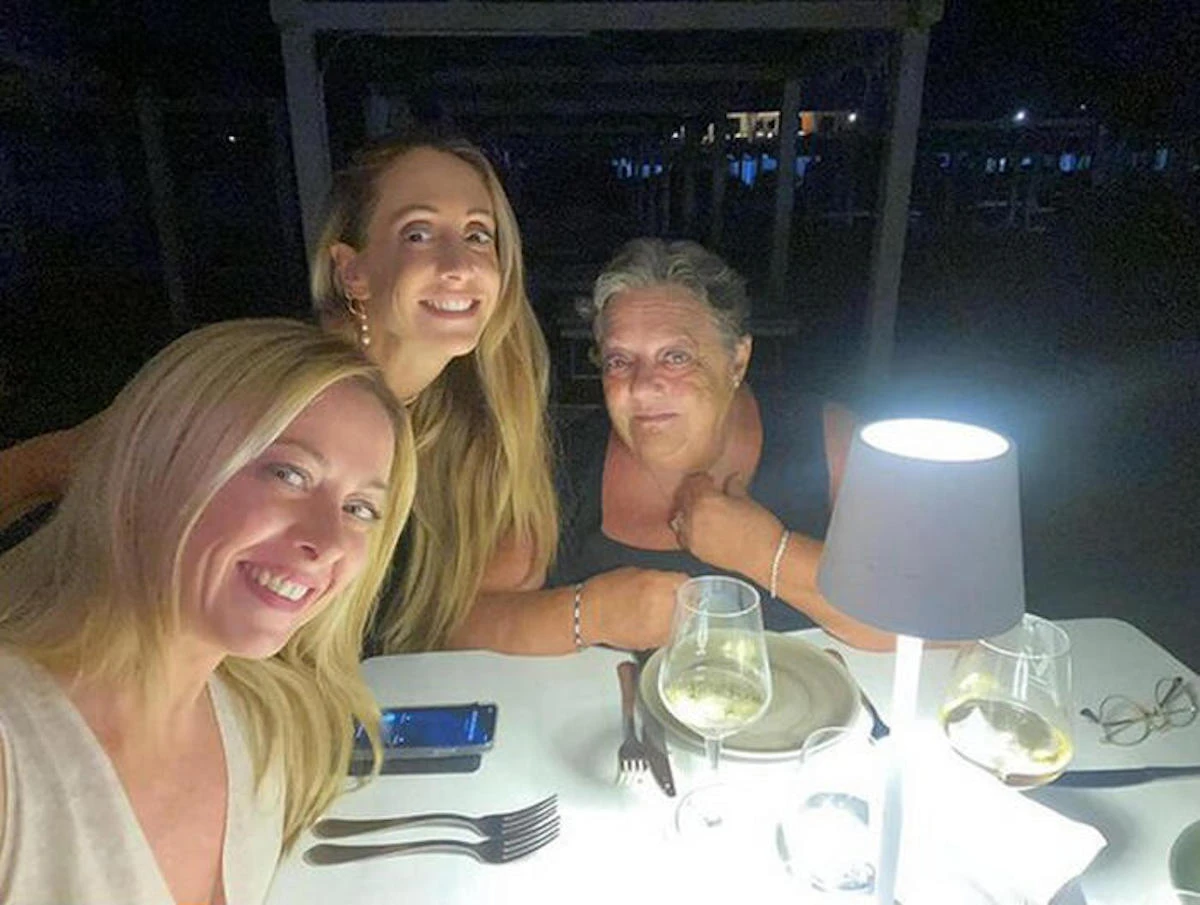Primo piano di Anna Paratore, mamma di Giorgia e Arianna Meloni