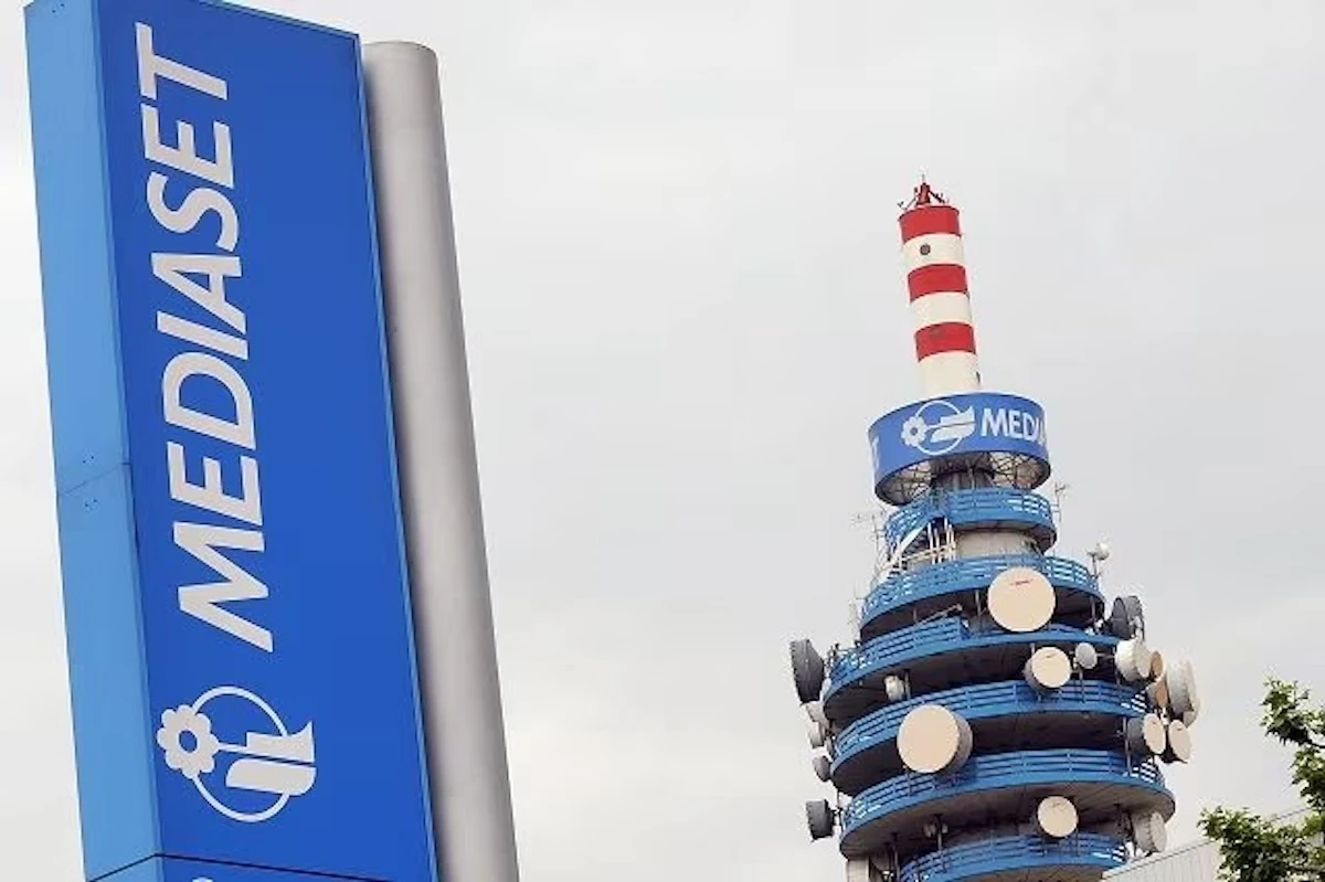 Logo e canali Mediaset su sfondo televisivo