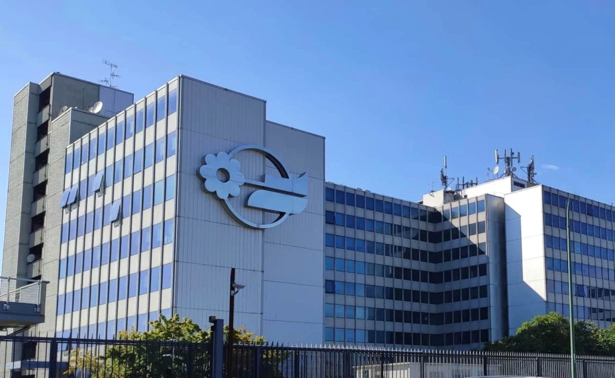 Sede Mediaset, logo dell'azienda televisiva