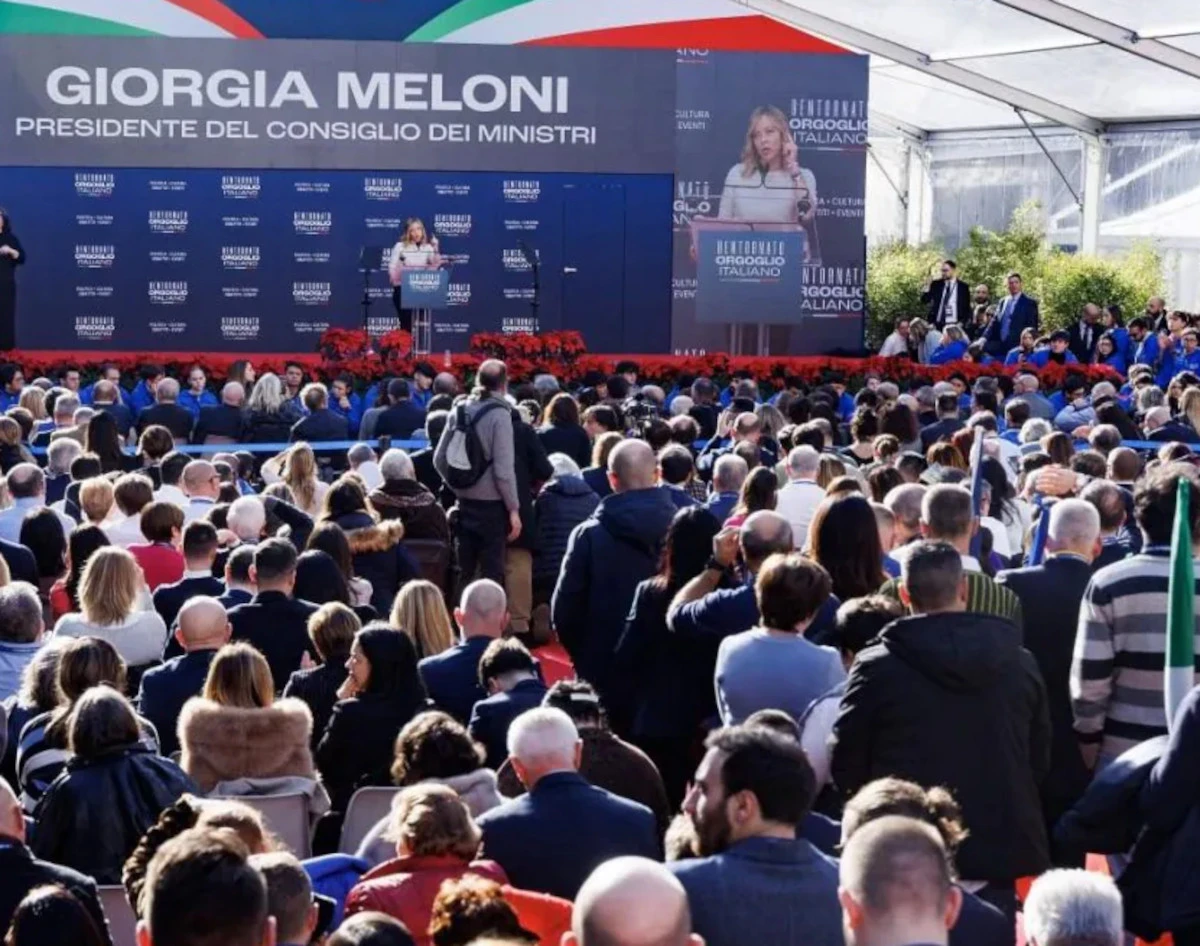 Giorgia Meloni sul palco di Atreju durante il discorso conclusivo