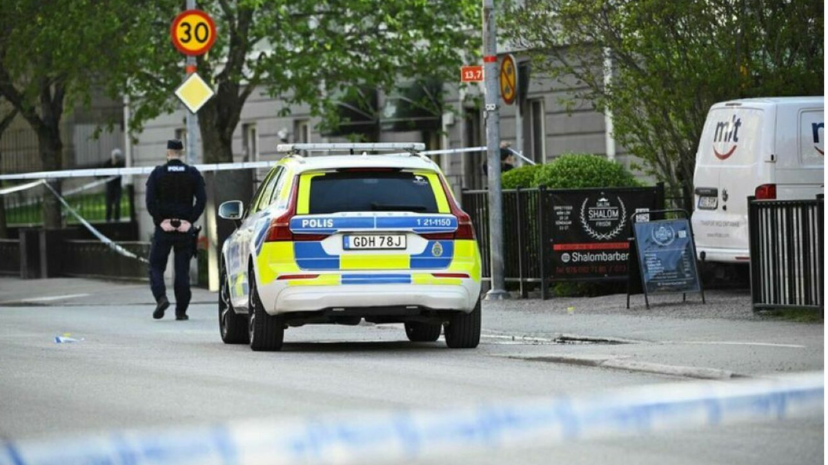 Schianto tra auto e minibus, è dramma: “Ci sono anche loro quattro”