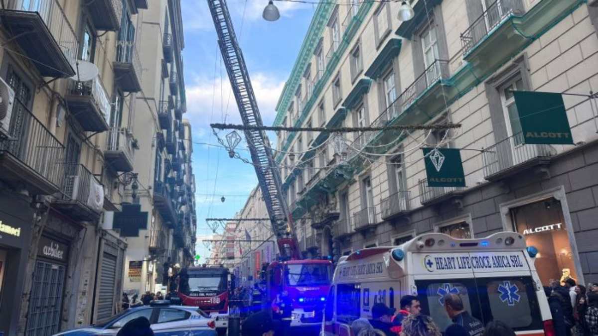 Napoli: cadono calcinacci a via Toledo, ferite due turiste