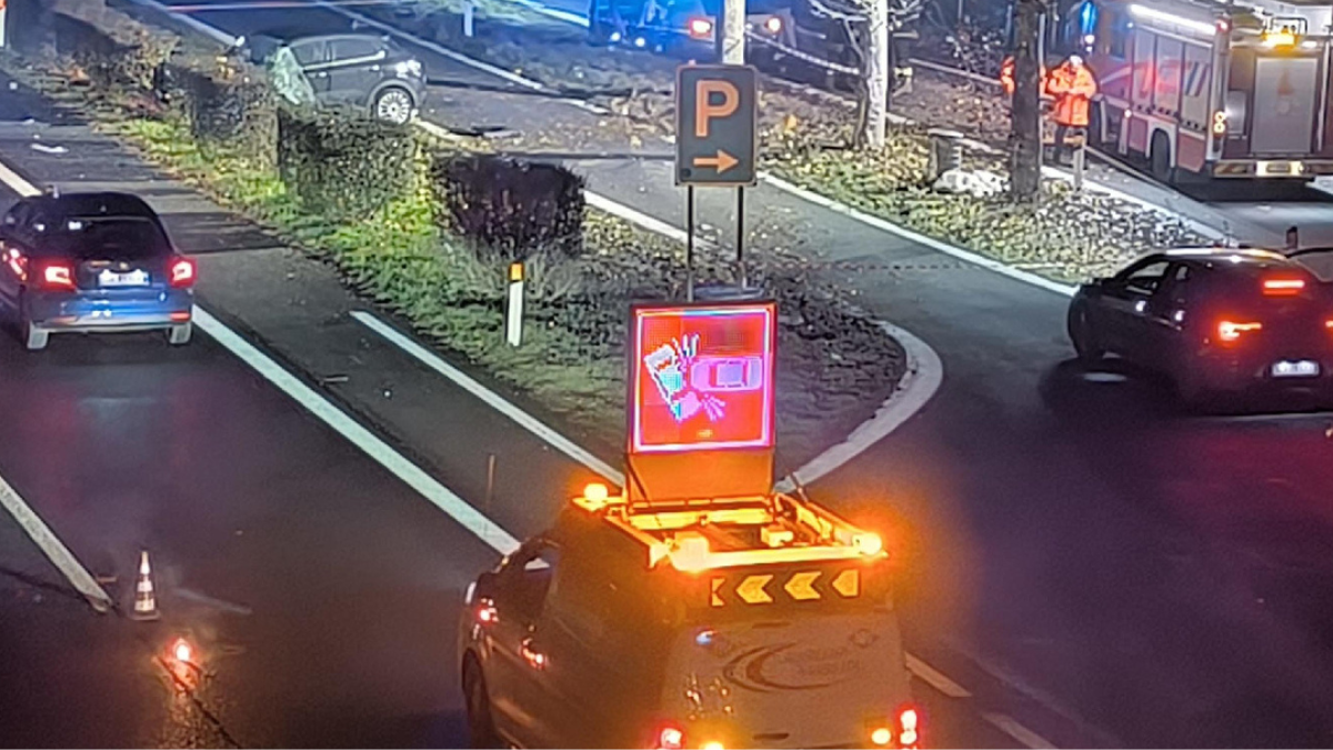 Neonata morta nell’incidente sull’A5: si cerca un furgone fuggito dopo lo schianto