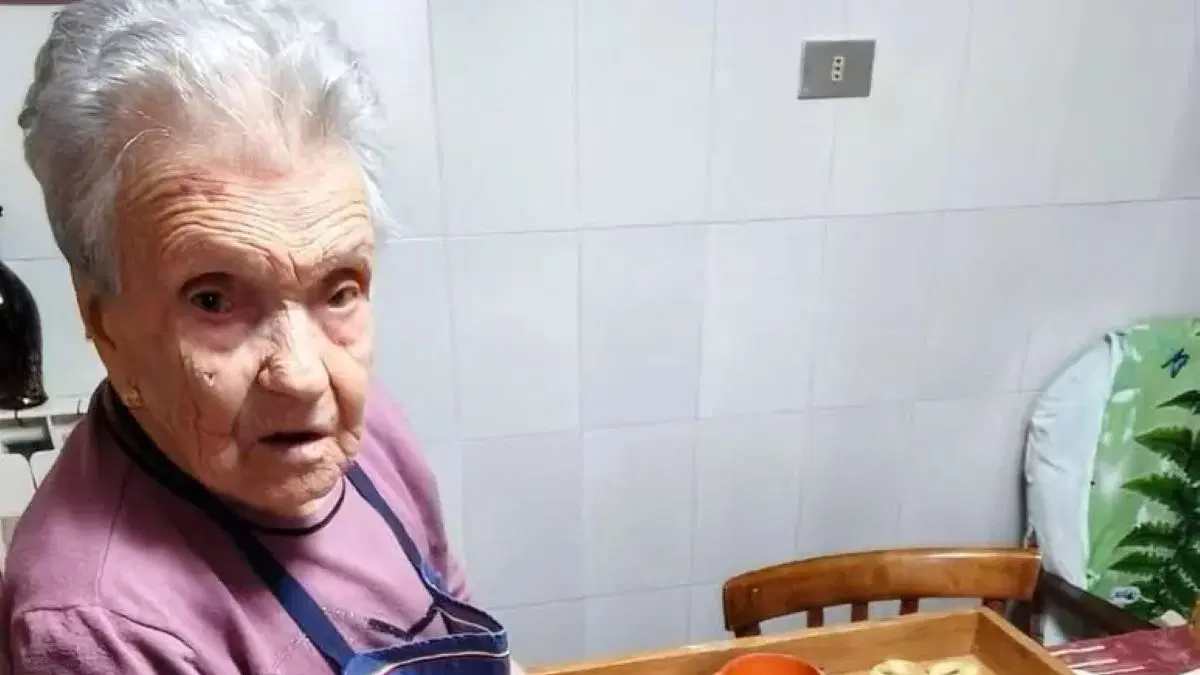 a 102 anni vive da sola fa i dolci di natale e beve vino nonna maria diventa un caso da Thesocialpost.it a 102 anni vive da sola fa i dolci di natale e beve vino nonna maria diventa un caso