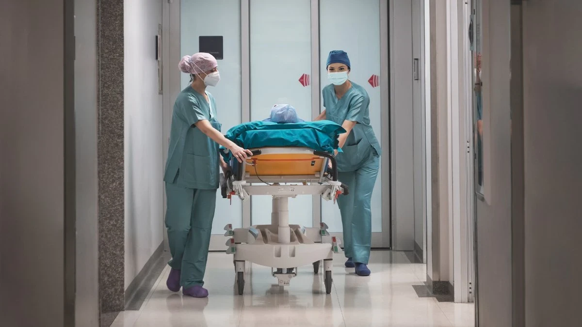 Ingresso di un ospedale italiano, simbolo delle indagini sanitarie in corso