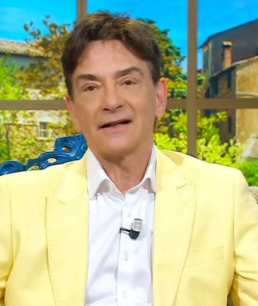 Primo piano di Paolo Fox durante una trasmissione