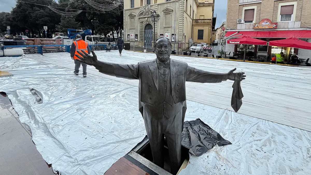 Pavarotti ingabbiato nel ghiaccio, una figuraccia globale: la notizia fa il giro del mondo