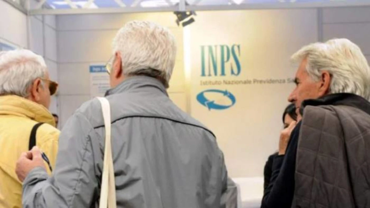 Pensionato che controlla il cedolino della pensione