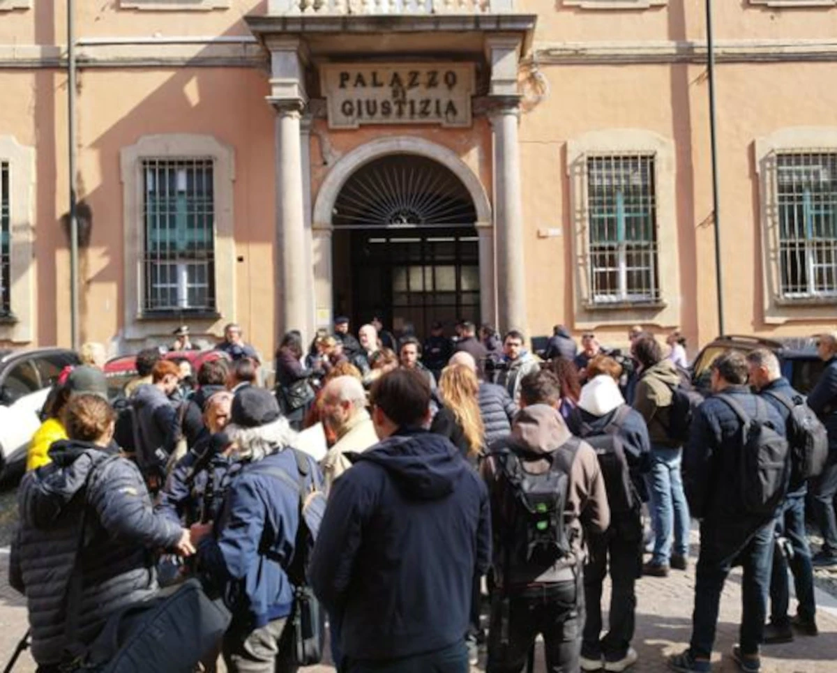 Ingresso della Procura di Pavia, che coordina le nuove indagini sul caso Garlasco