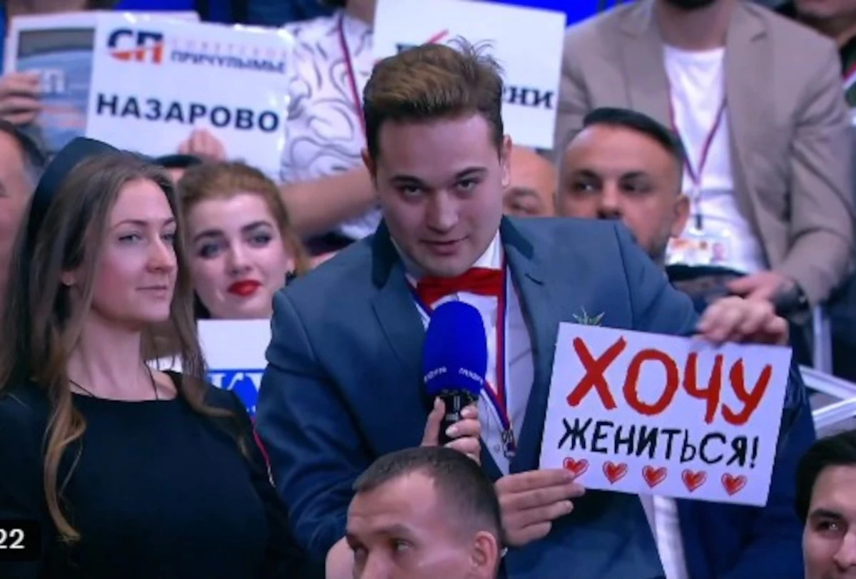 Vladimir Putin sorride in risposta alla proposta di matrimonio in conferenza stampa