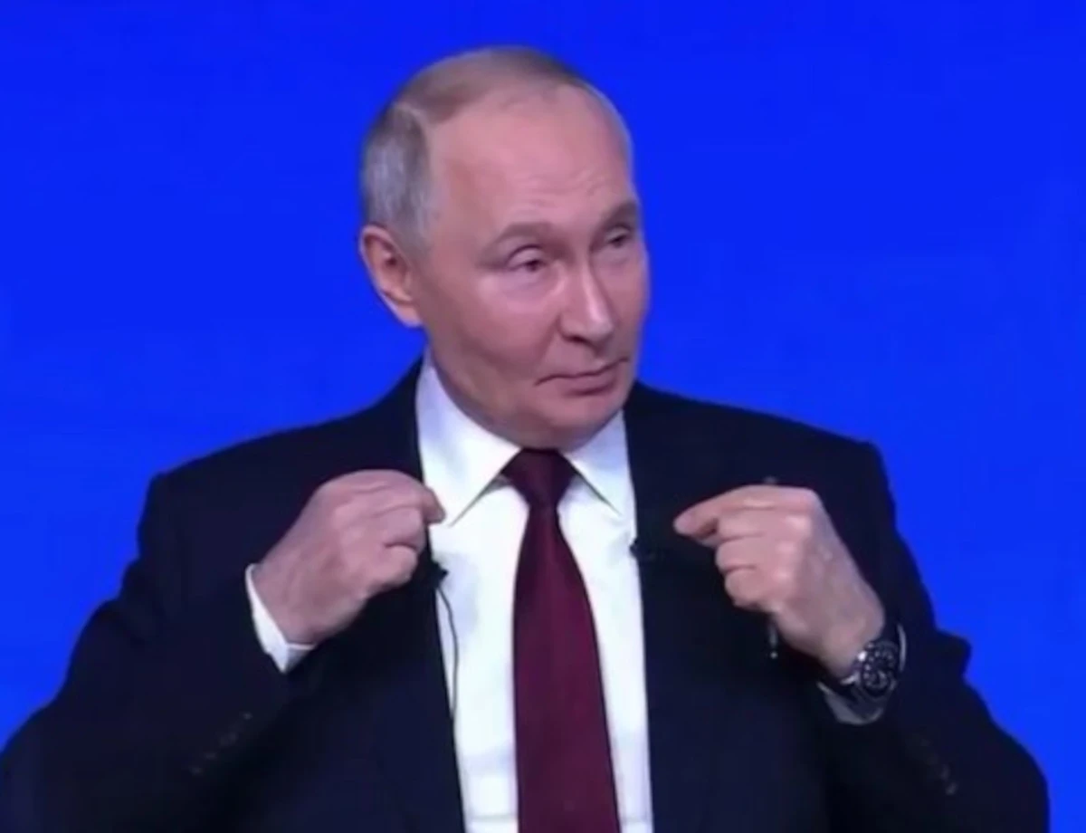 Il giornalista Kirill Bazhanov durante la proposta di matrimonio in diretta alla conferenza di Putin