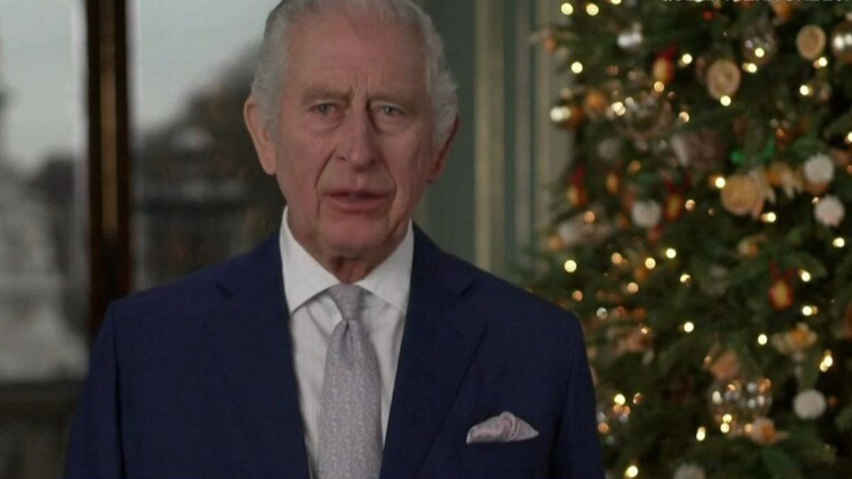 Re Carlo, l’annuncio in diretta tv: “Il mio cancro…”. La reazione dei sudditi Re Carlo, l’annuncio in diretta tv: “Il mio cancro…”. La reazione dei sudditi