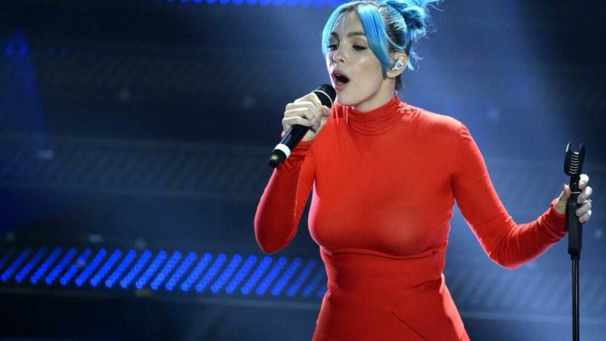 Rose Villain replica alle critiche sul corpo: “Se non fossi nuda…”. Lo sfogo contro odio e sessualizzazione