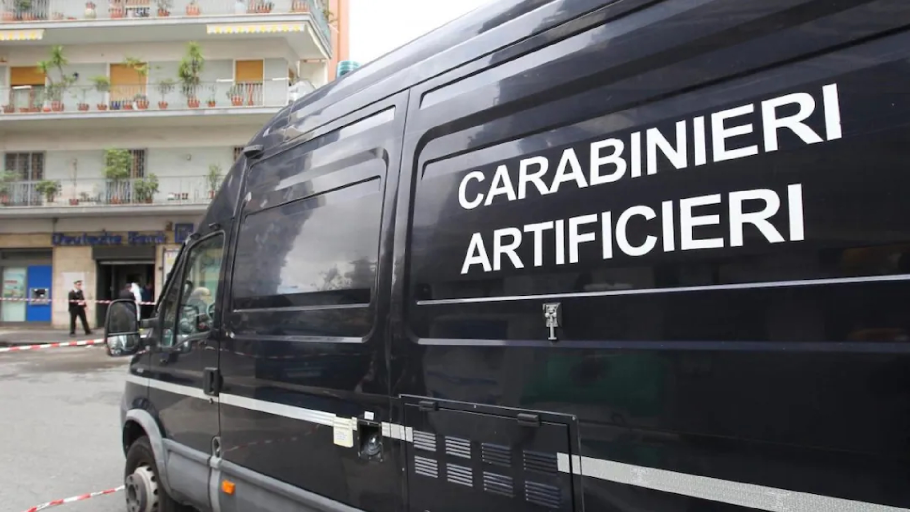 Italia, sta accadendo in questi istanti: valigia sospetta, arrivano gli artificeri