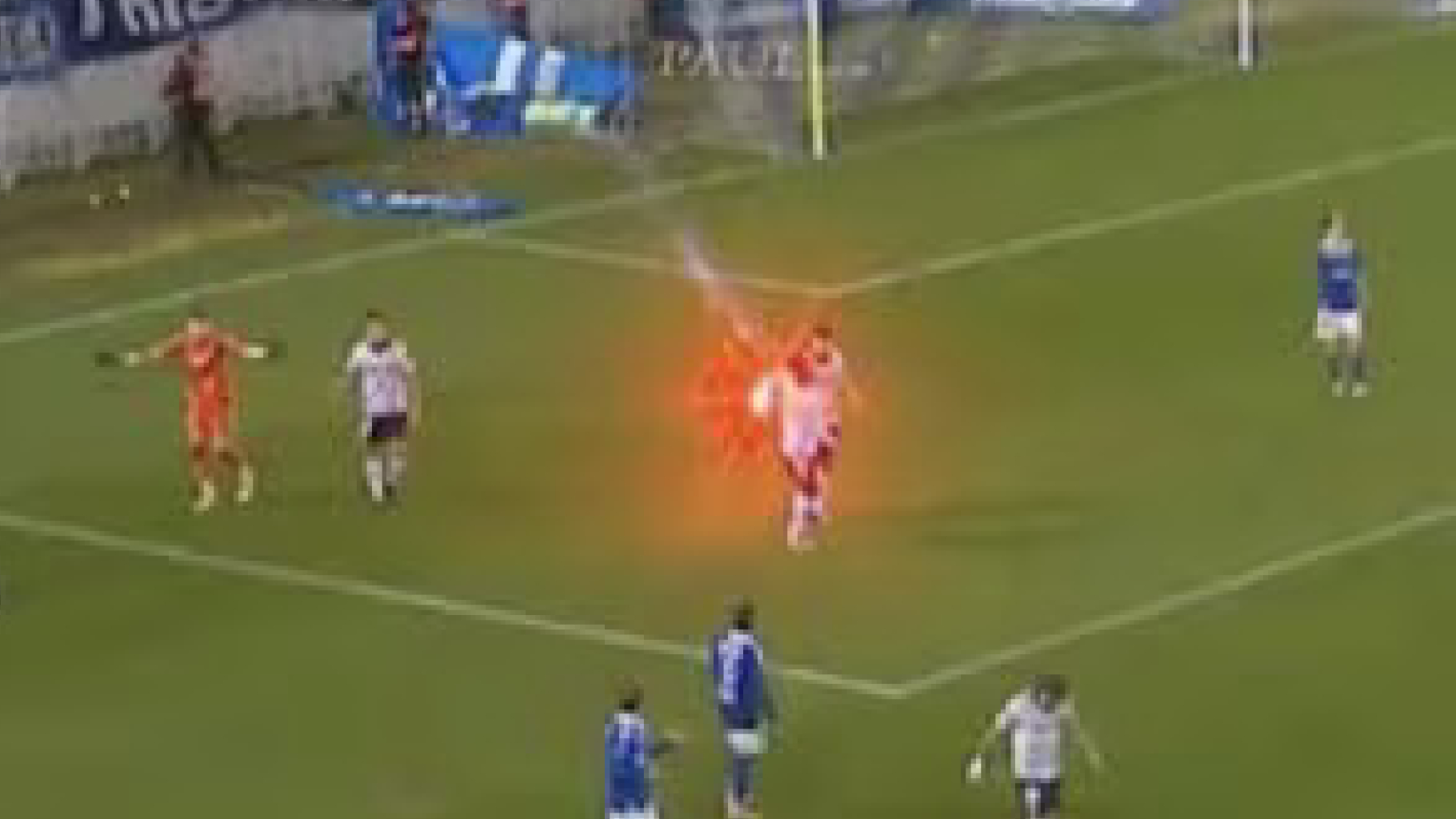 Colpito da un razzo in campo: una scena mai vista! Colpito da un razzo in campo: una scena mai vista!