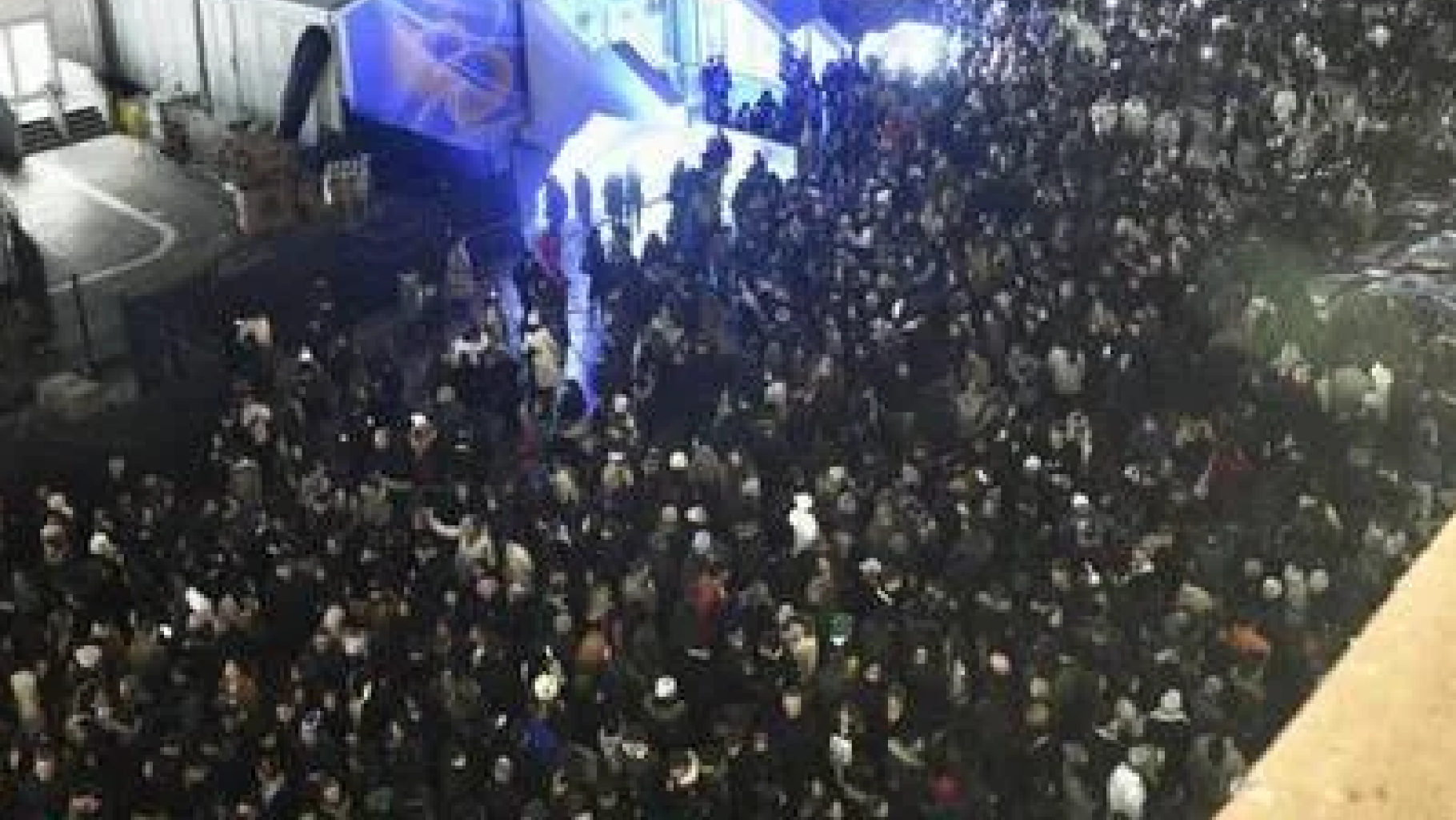 Accensione dell’Albero di Natale paralizza il centro: folla, caos e proteste in città Accensione dell’Albero di Natale paralizza il centro: folla, caos e proteste in città